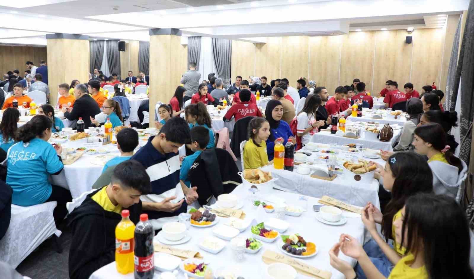 Değer Erzincan Spor Kulüpleri iftar programında bir araya geldi
?v=1