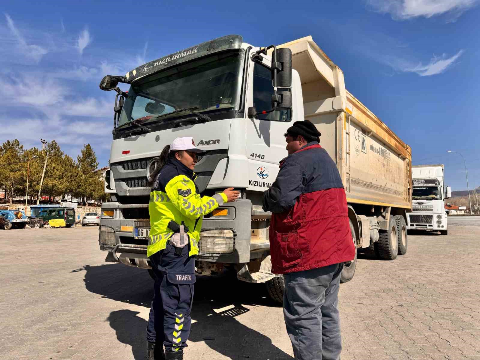 Bolvadin’de kurallara uymayan sürücüler jandarmadan kaçamadı
?v=1