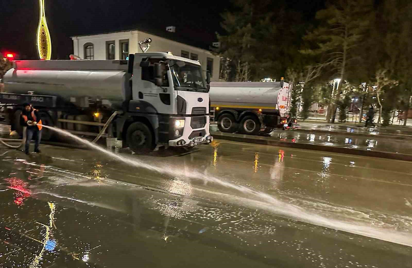 Van Büyükşehir Belediyesi kent genelinde temizlik çalışması başlattı
?v=1