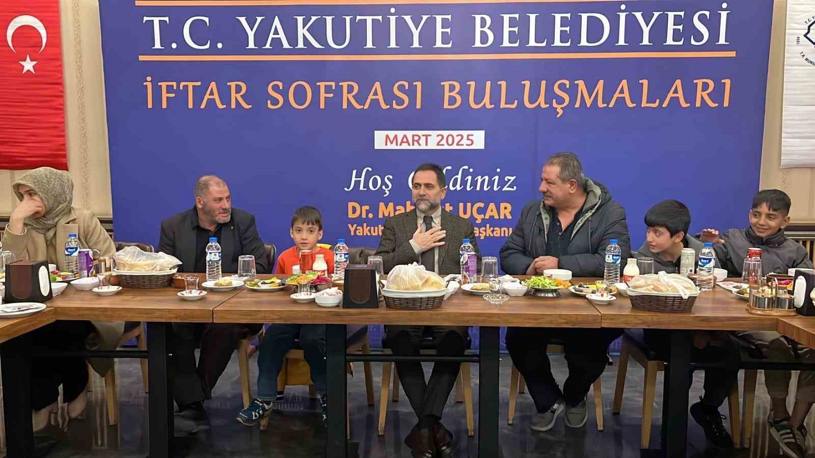 Başkan Uçar, ayakkabı boyacıları ve aileleriyle iftar sofrasında buluştu
?v=1