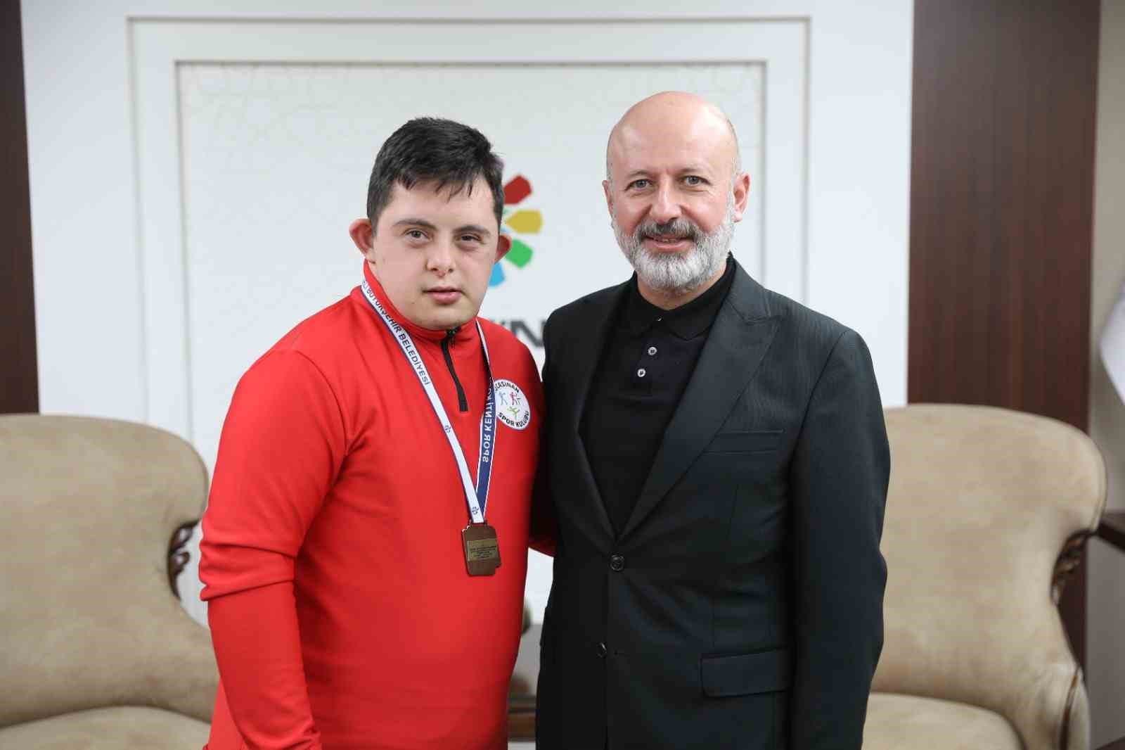 Kocasinan Sporcusu Mehmet Taşdemir, Down Futsal Avrupa Şampiyonası için hazırlanıyor
?v=1