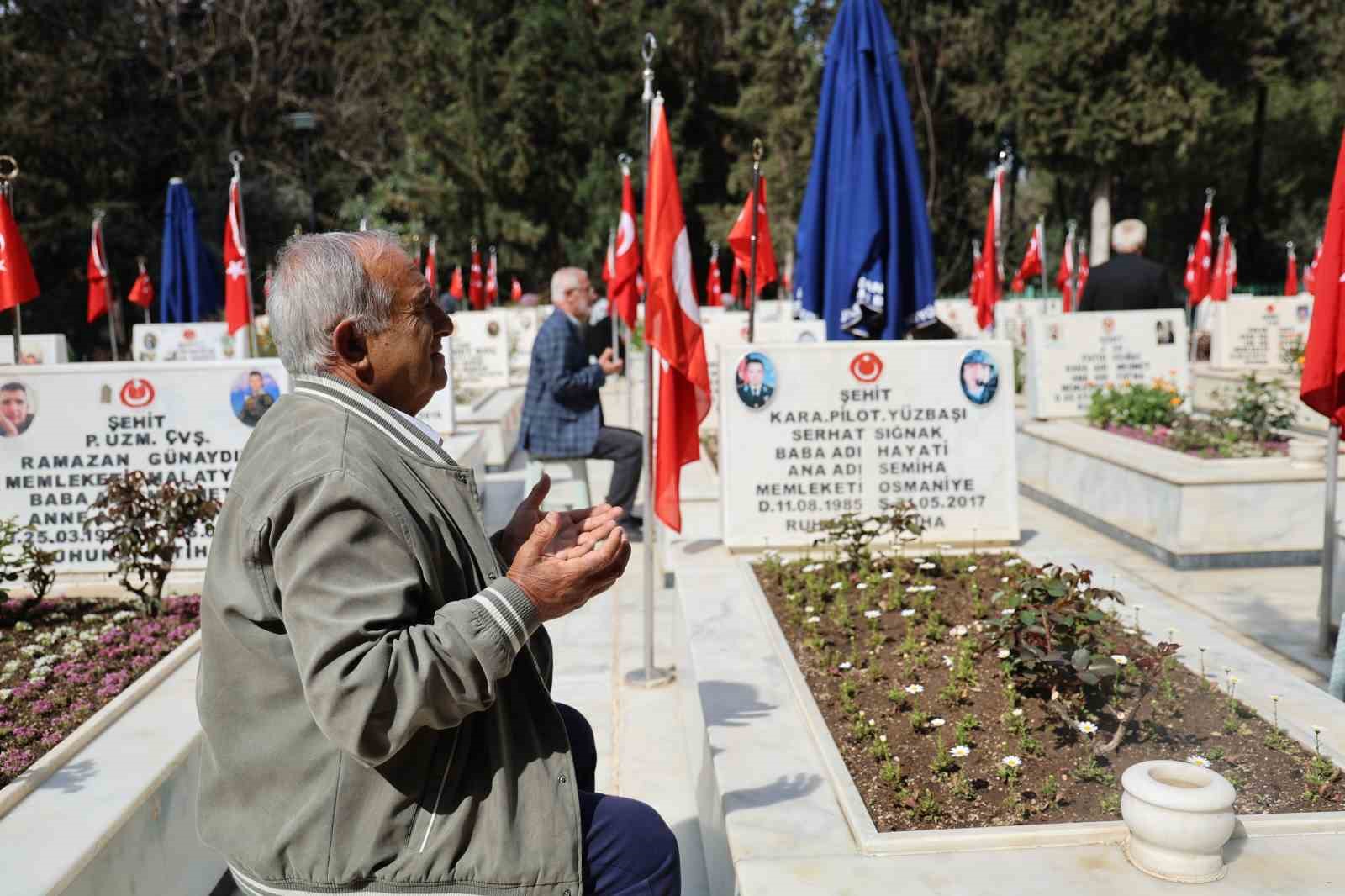 Adana’da şehit aileleri evlatlarının kabirleri başında dua ederek karanfil bıraktı
?v=1