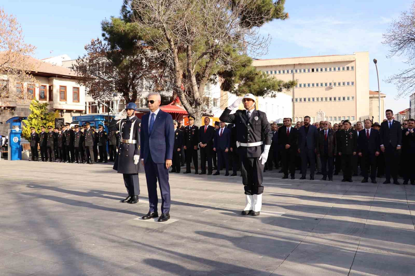 Karaman’da Çanakkale Zaferi’nin 110’uncu yıl dönümünde şehitler anıldı
?v=1