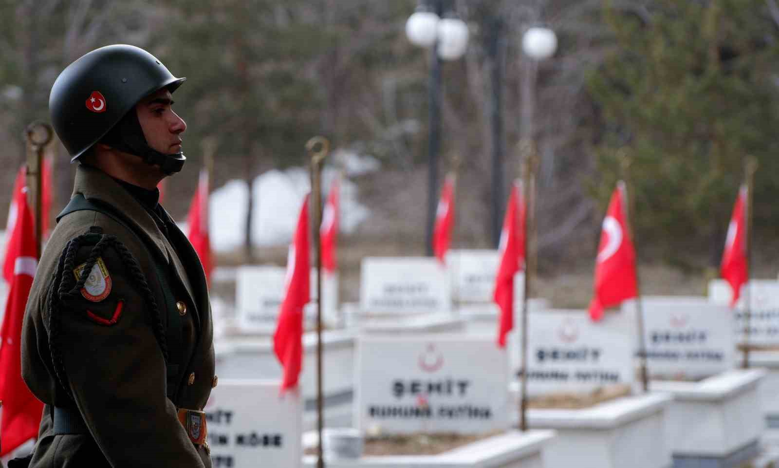 Şehit annesinin feryadı şehitlikte yankılandı
?v=1