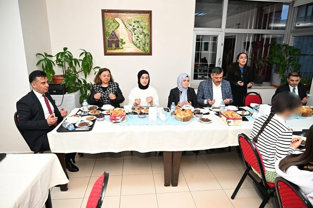 Çocuklarla iftar sofrasında buluştular
?v=1