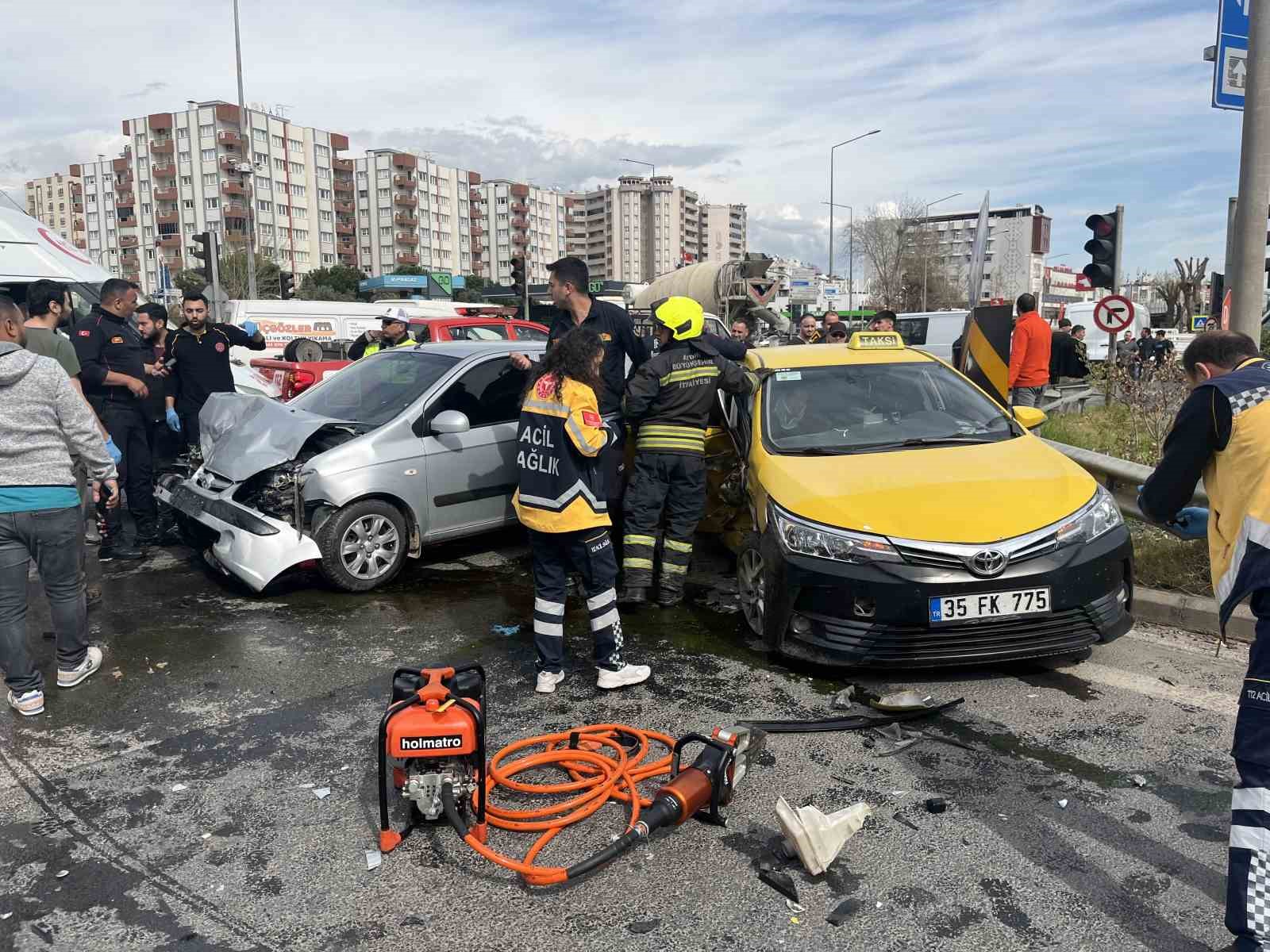 Aydın’da taksi ile otomobil çarpıştı: 2 yaralı
?v=1