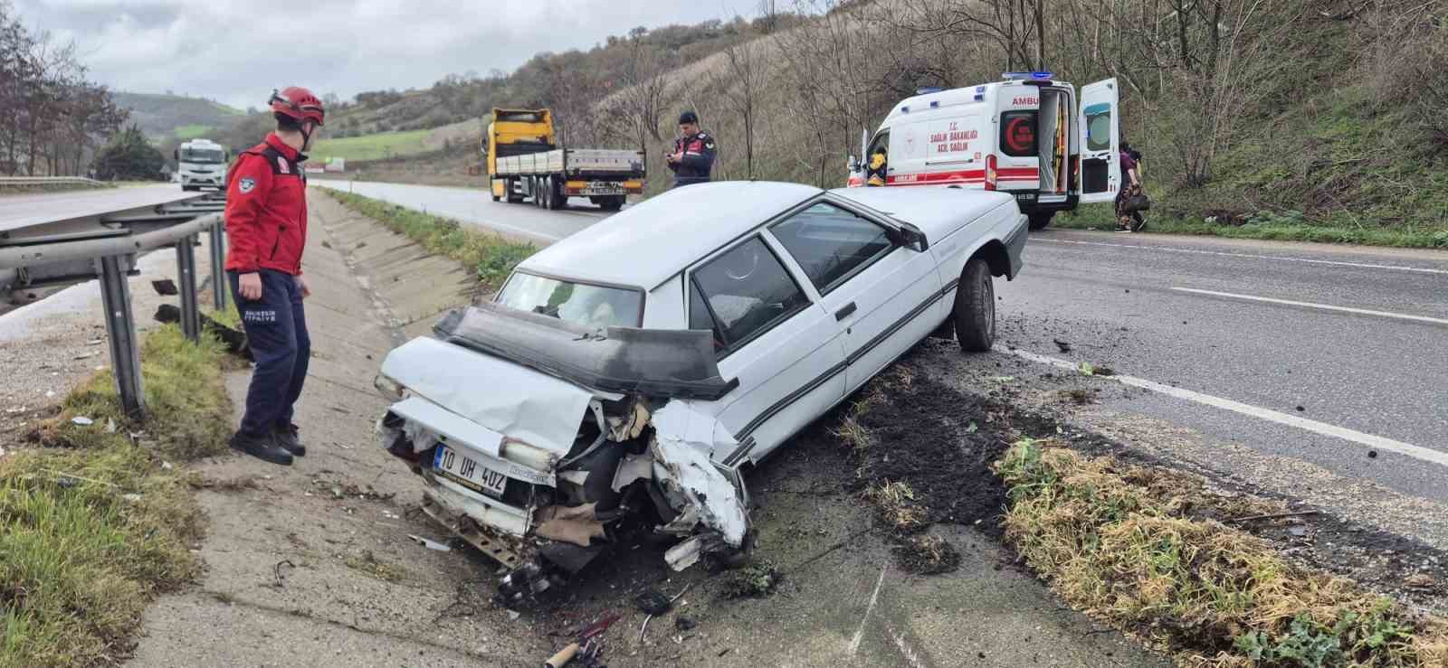 Refüje giren otomobildeki  2 kişi yaralandı
?v=1