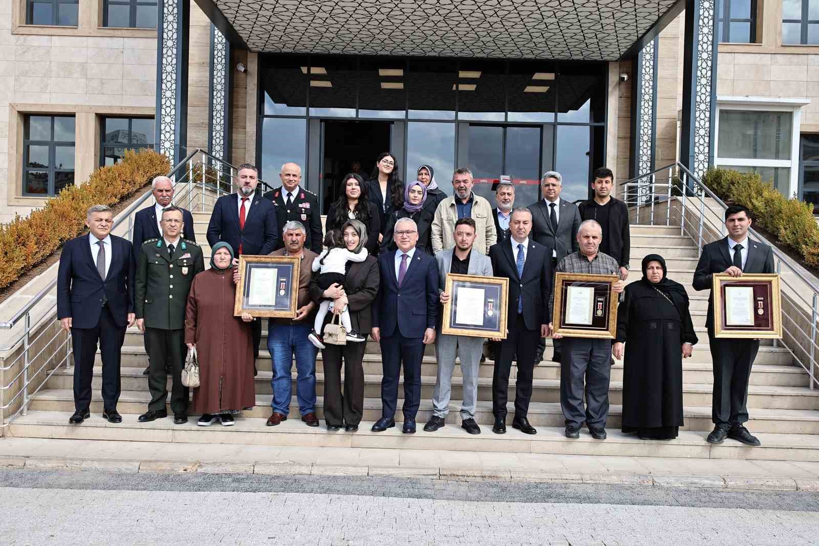 Şehit Aileleri ve Gazilere Devlet Övünç Madalyaları Takdim Edildi
?v=1