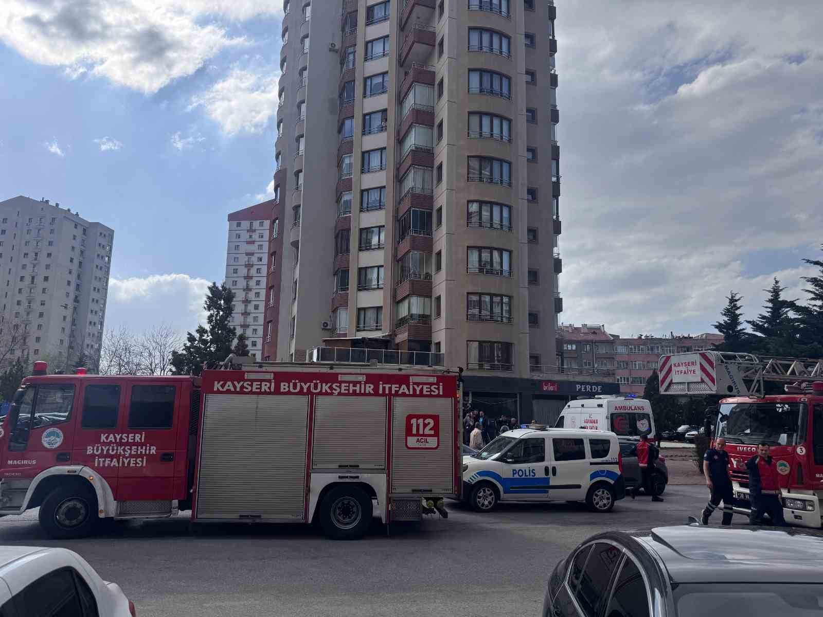 Apartman görevlisi ile kiracı arasındaki kavgada kan aktı: 2 yaralı
?v=1