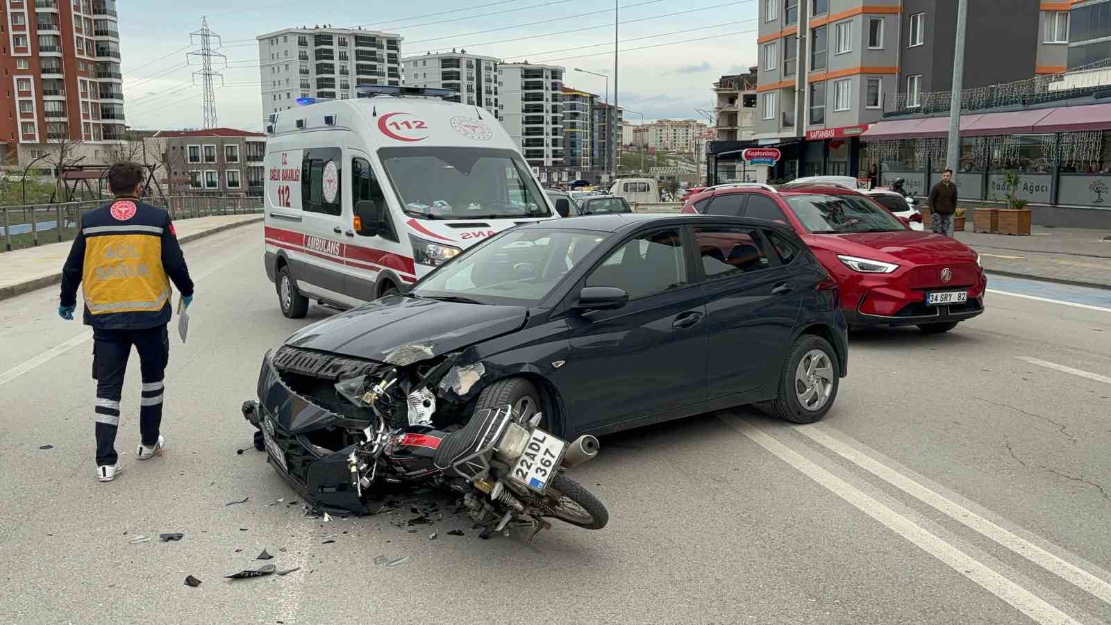 Motosiklet otomobile ok gibi saplandı: 1 yaralı
?v=1