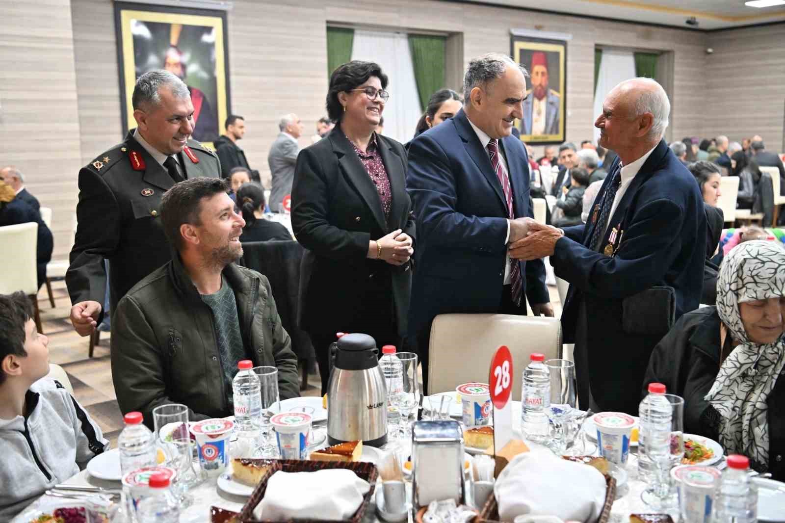 Vali Özkan, şehit aileleri onuruna iftar programı düzenlendi
?v=1