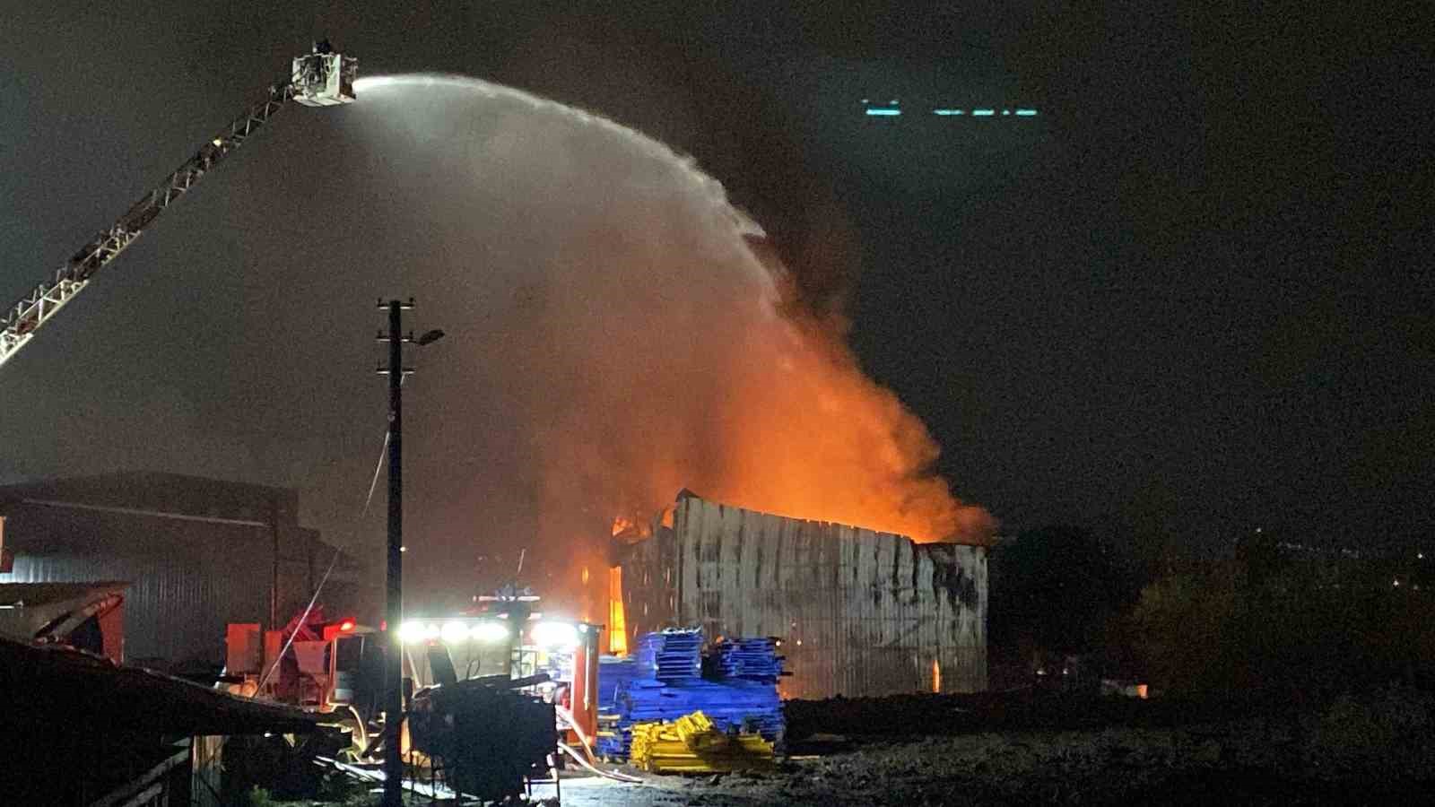 Kocaeli’de geri dönüşüm fabrikasında yangın
