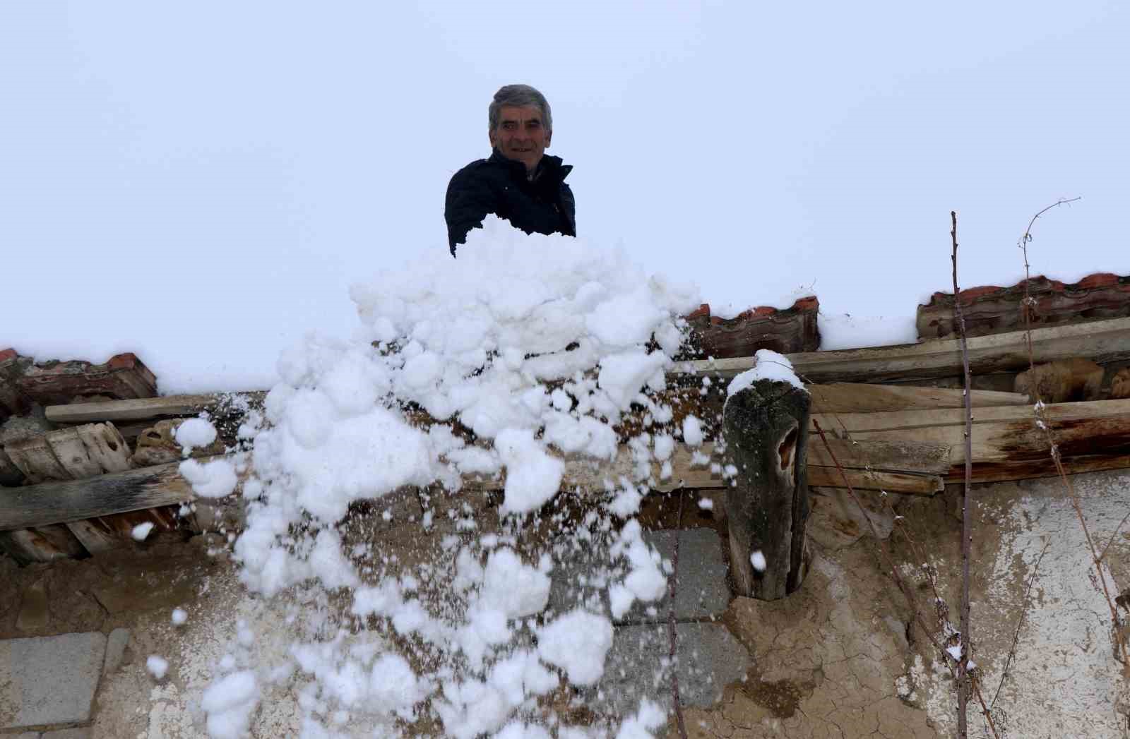 Erzincan’ın Refahiye ilçesinde kar yağışı etkili oldu
?v=1