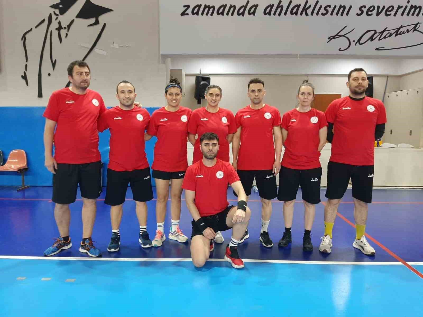 Eskişehir’de Çanakkale Zaferi’nin 110’uncu yılında voleybol müsabakası düzenlendi
?v=1