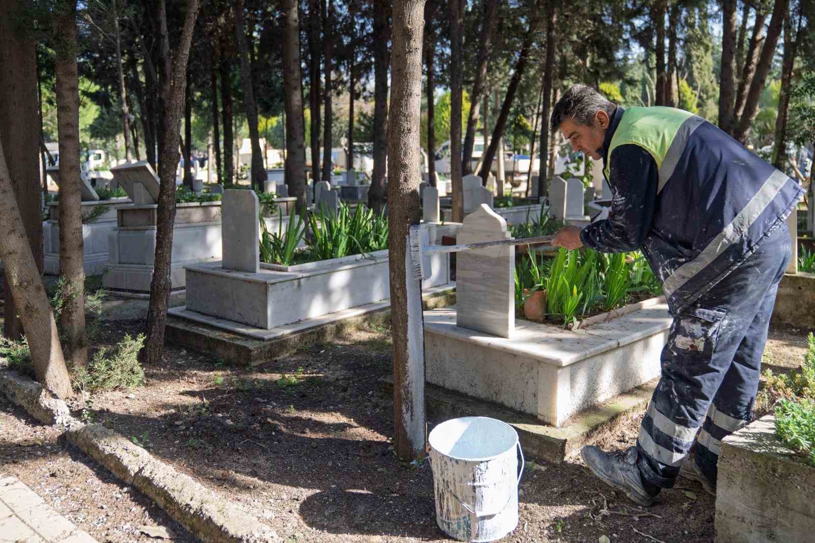 İzmir’de bayram öncesi mezarlıklara özel bakım
?v=1