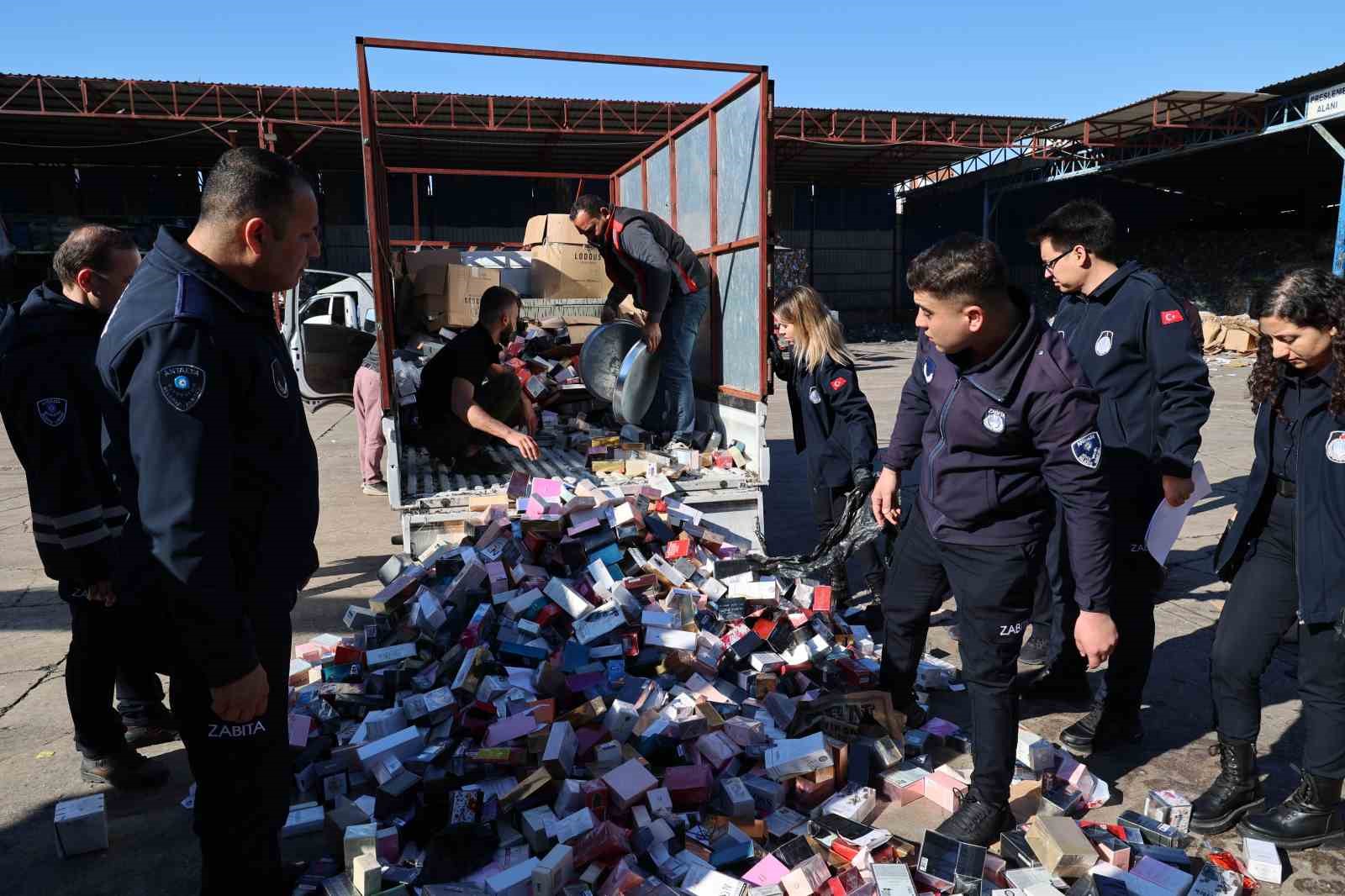 Antalya’da ele geçirilen 2 bin adet sahte parfüm imha edildi
?v=1