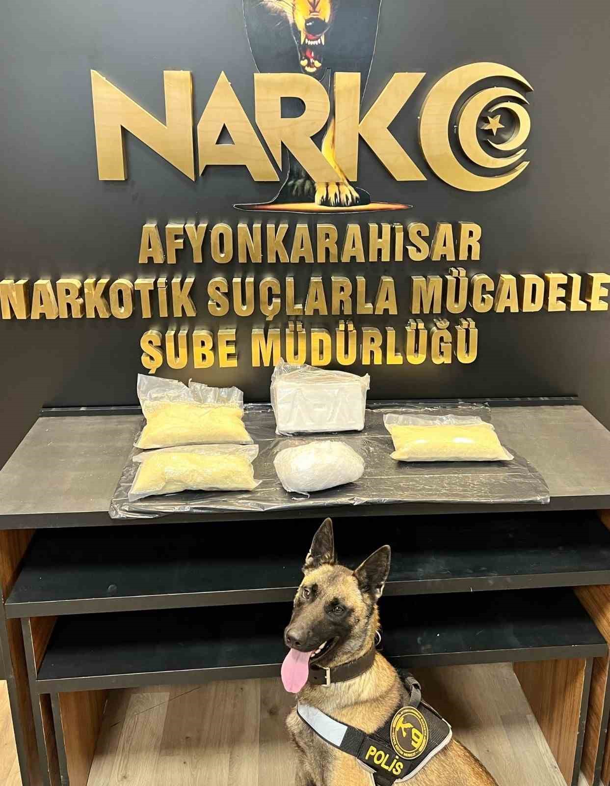 Polisin durdurduğu otomobilde 4 kilo 542 gram uyuşturucu ele geçirildi
?v=1