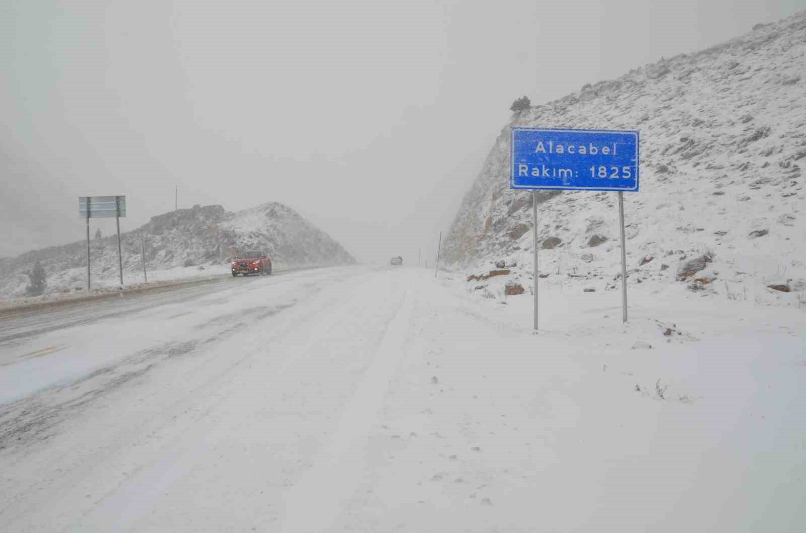 Antalya-Konya kara yolunda kar yağışı
?v=1