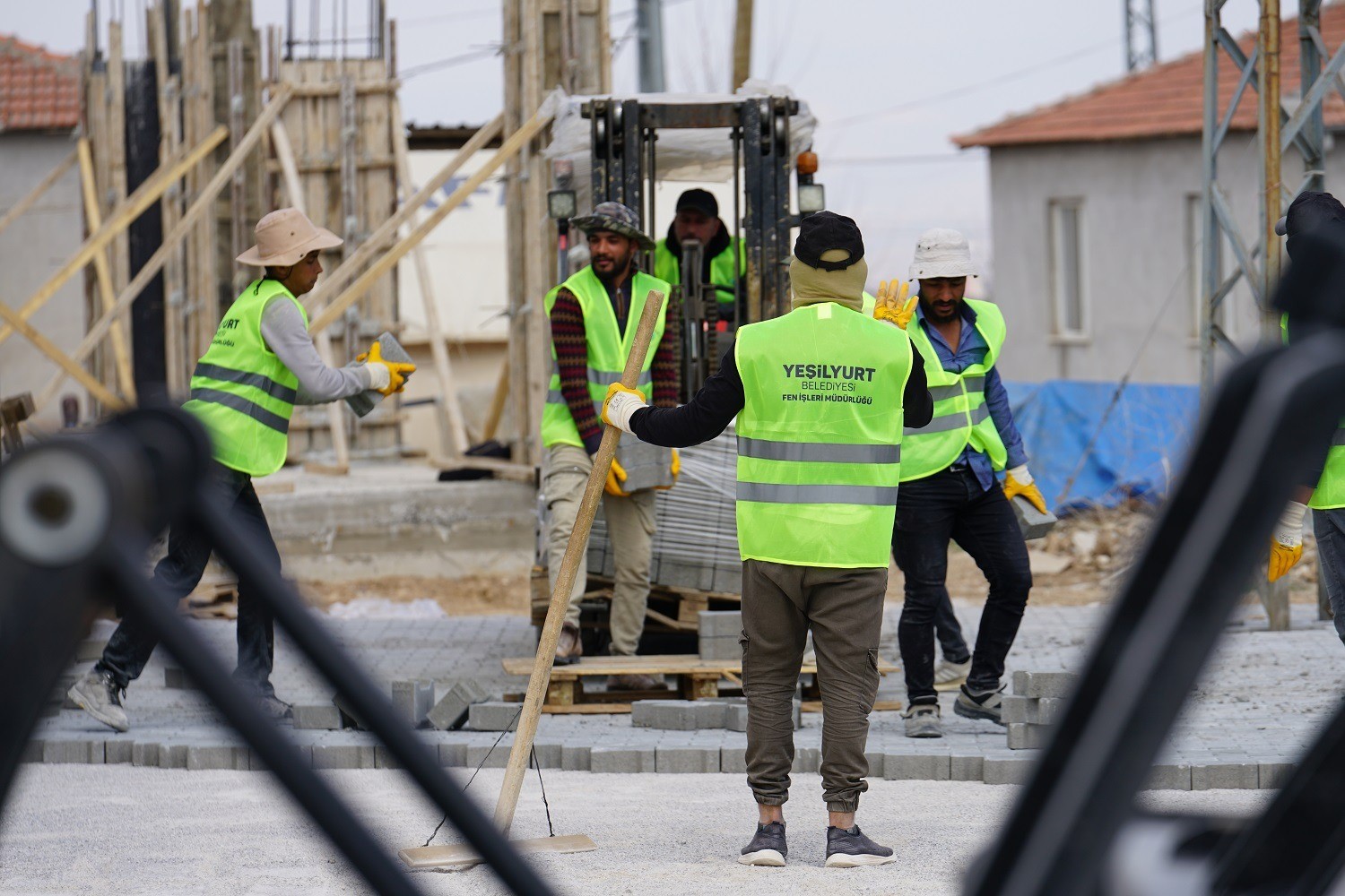 Yeşilyurt Belediyesi, Samanköy’ün yollarını baştan aşağıya yeniliyor
?v=1