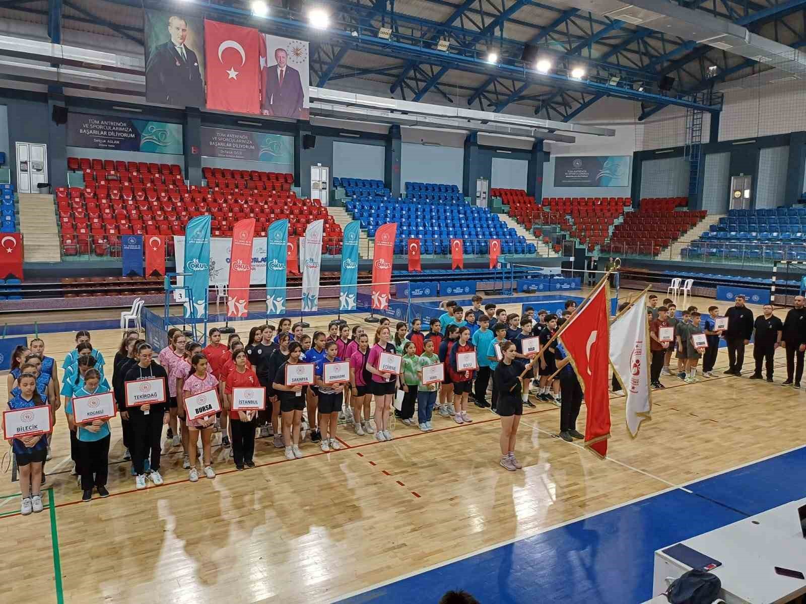 Badminton müsabakaları 18 takımın katılımıyla başladı
?v=1