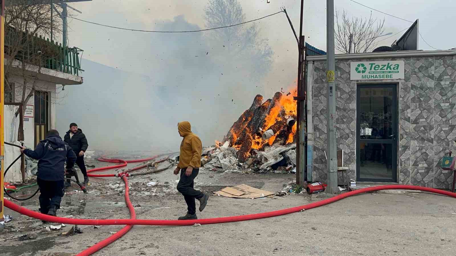 Bursa’da geri dönüşüm tesisinde yangın
?v=1