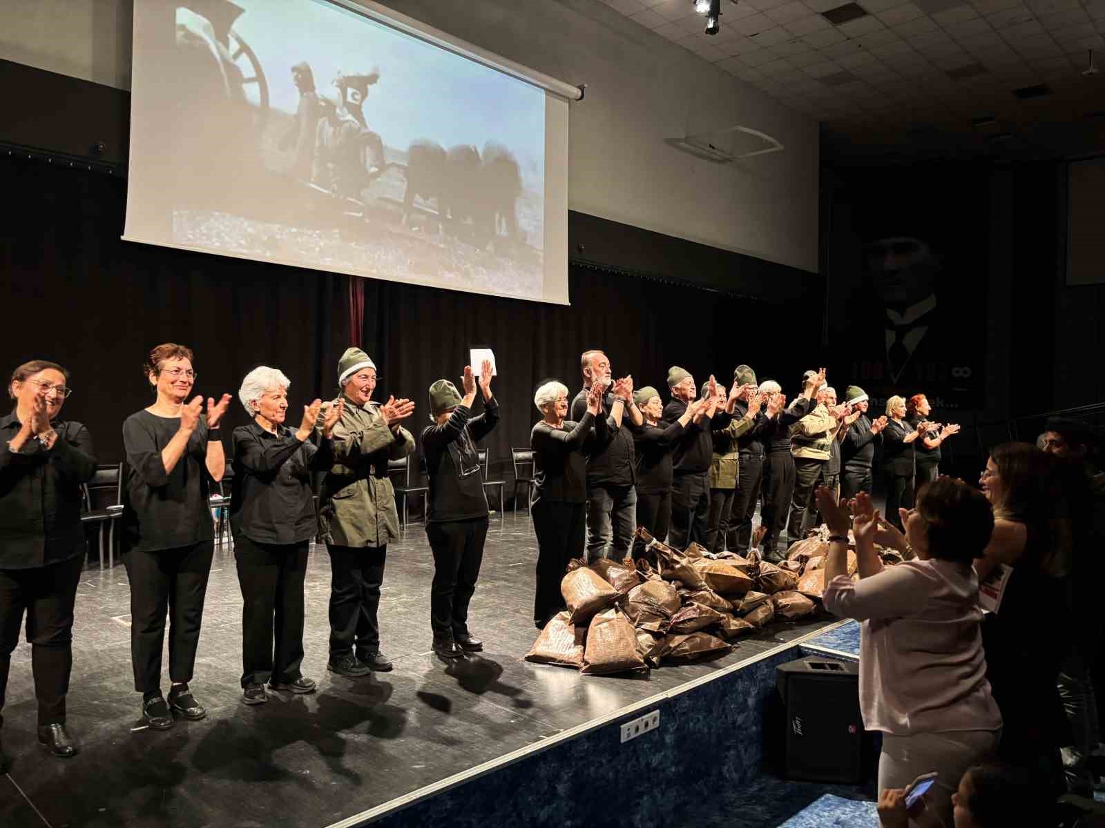 Antalya’da yaşlı evi üyelerinden Çanakkale Zaferi anma gösterisi
?v=1