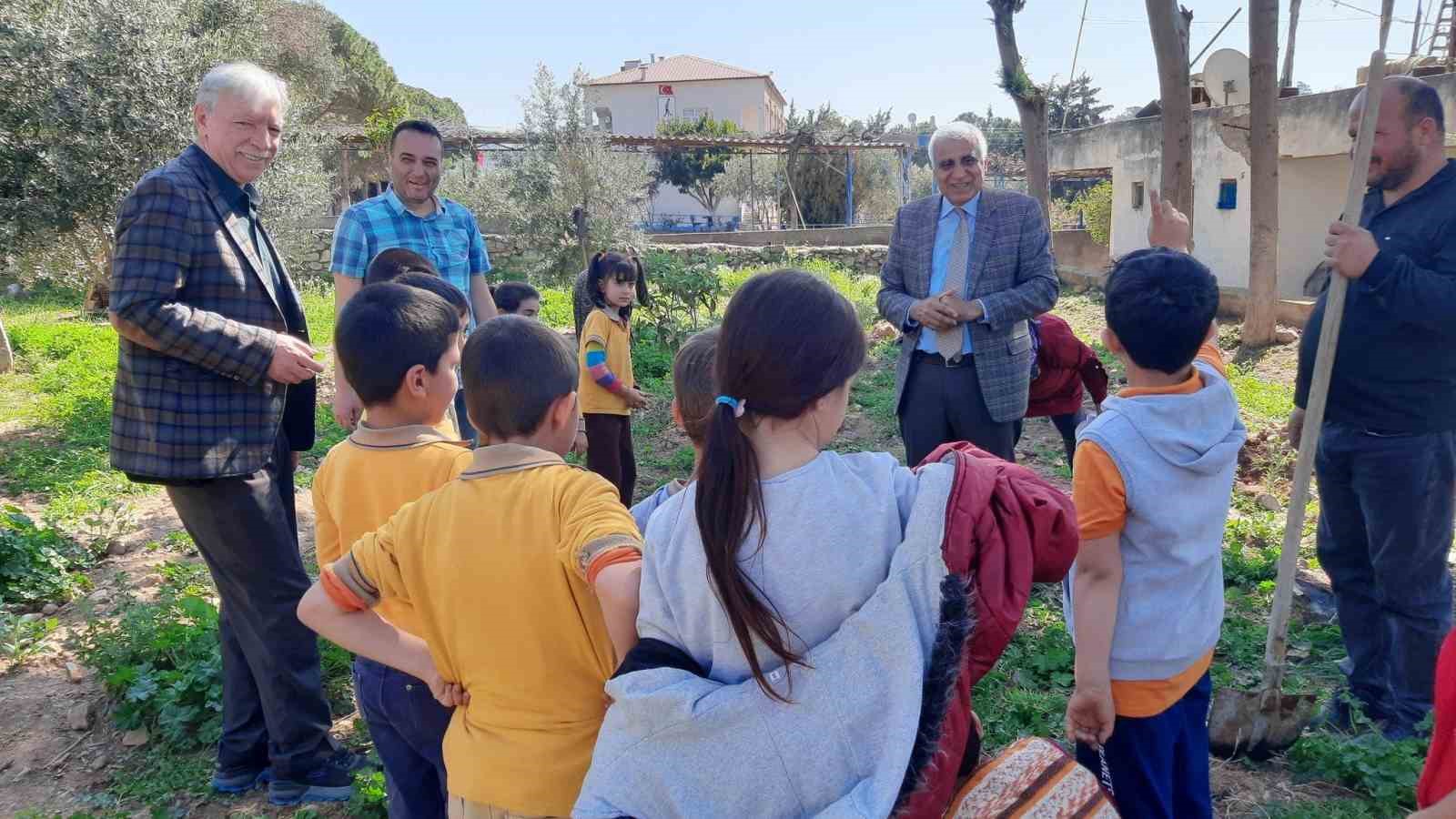 Çocuklar fidanları toprakla buluşturdu
?v=1