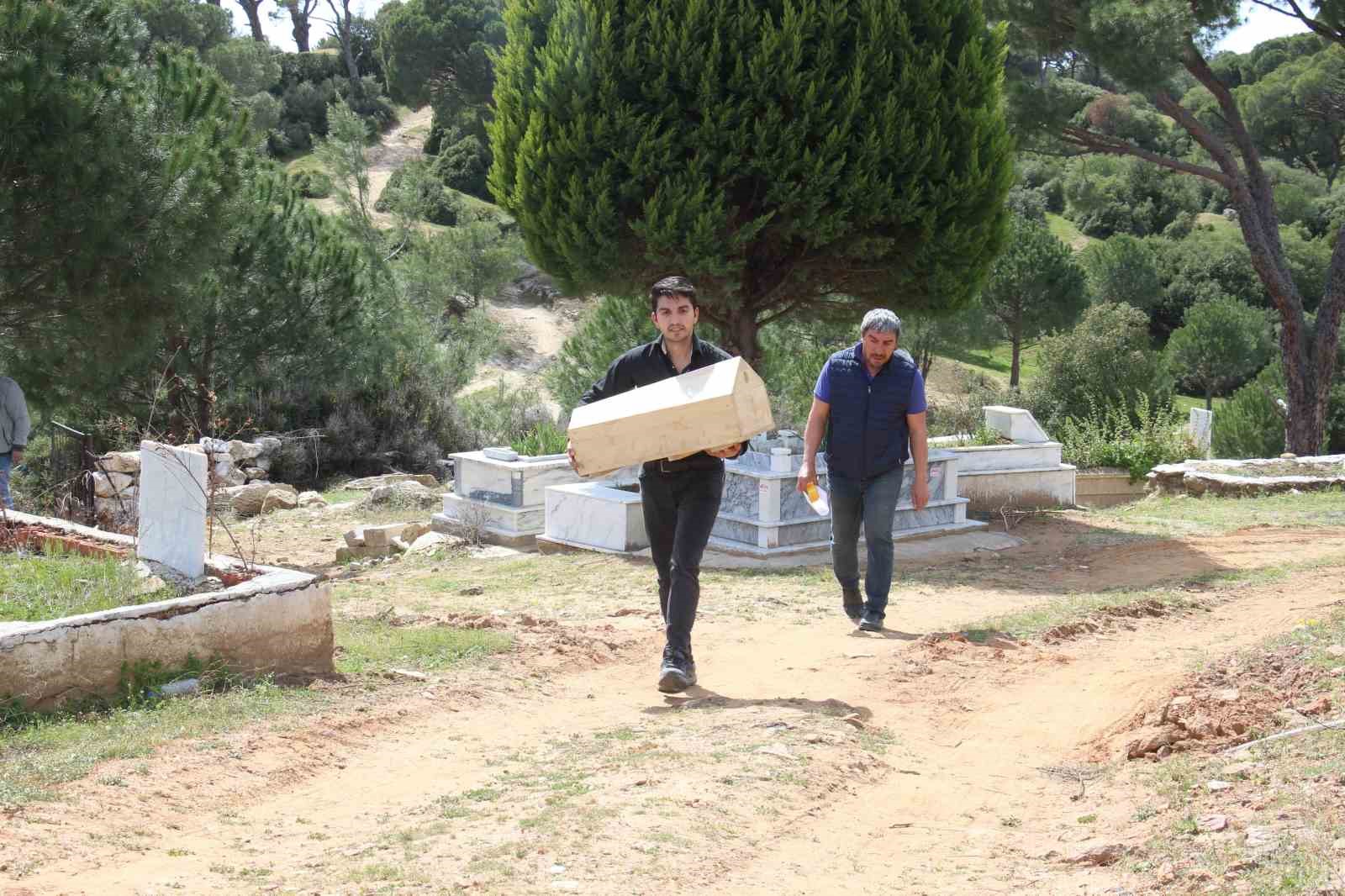 Öz babaları tarafından öldürülen bebekler aynı tabutta taşındı
?v=1