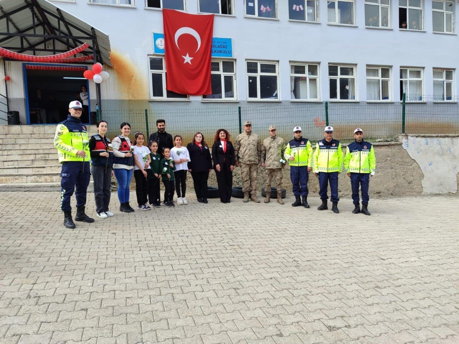 Şırnak’ta öğrencilere  Trafik Dedektifleri Projesi  anlatıldı
?v=1