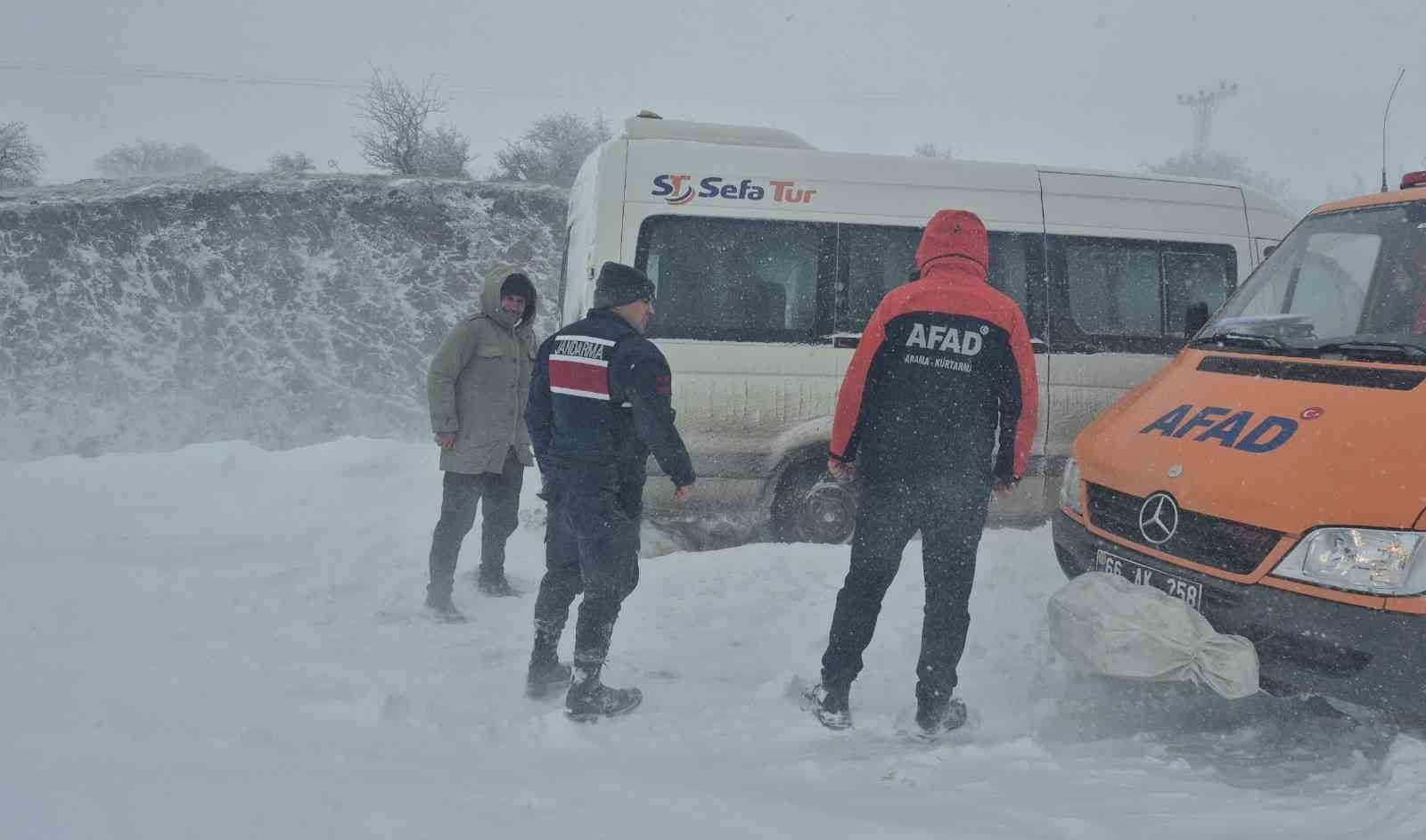 Yozgat’ta yoğun kar yağışı sonrası tüm ekipler sahada
?v=1