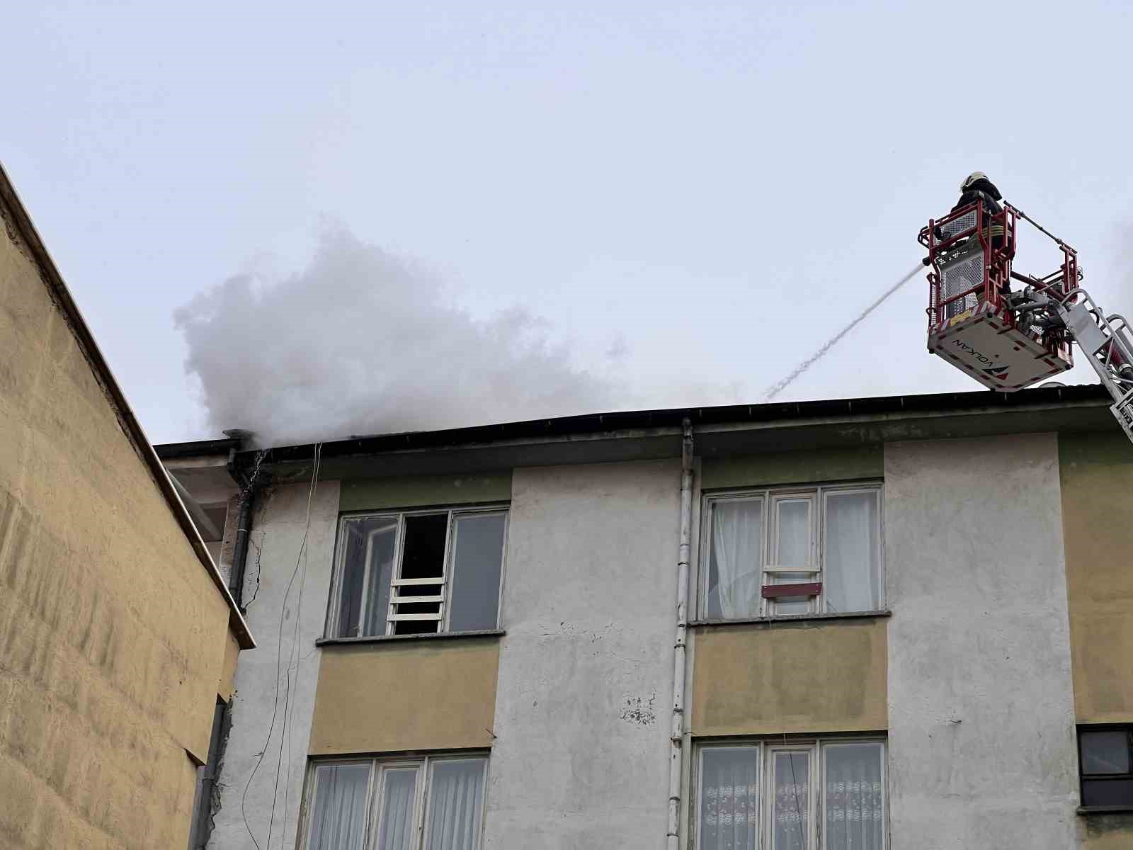 Konya’da çatıda çıkan yangın korkuttu
?v=1