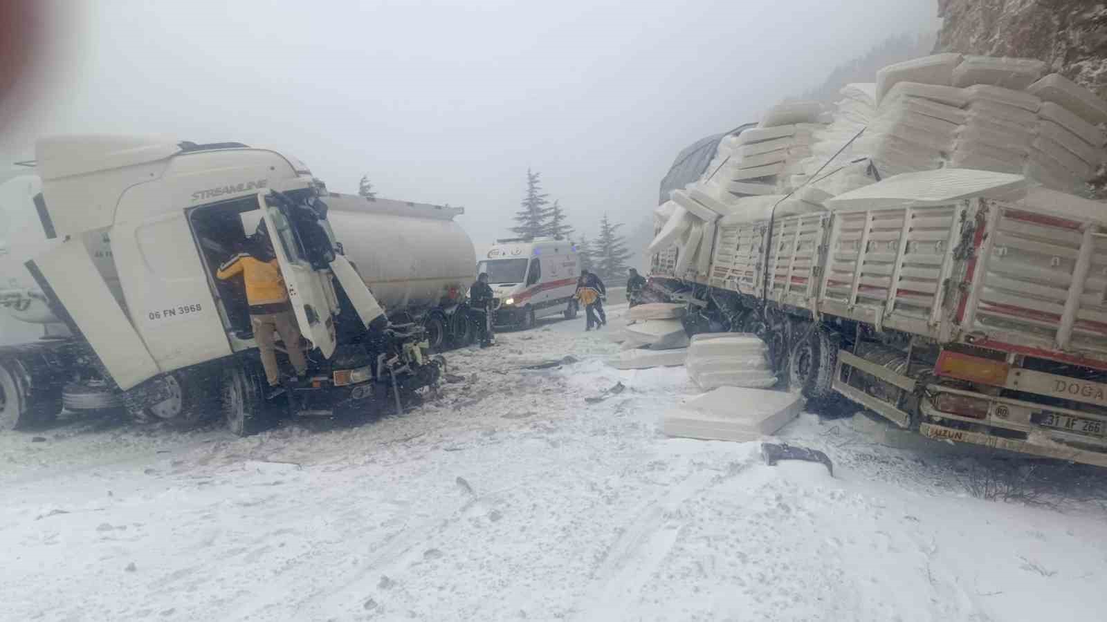 Antalya’da tır ile tanker çarpıştı: 1 yaralı
?v=1