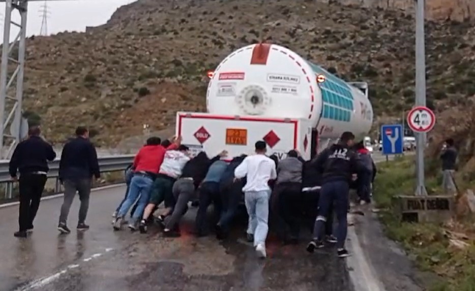 Yolu kapatan tankeri vatandaşlar elbirliğiyle iterek çekti
?v=1