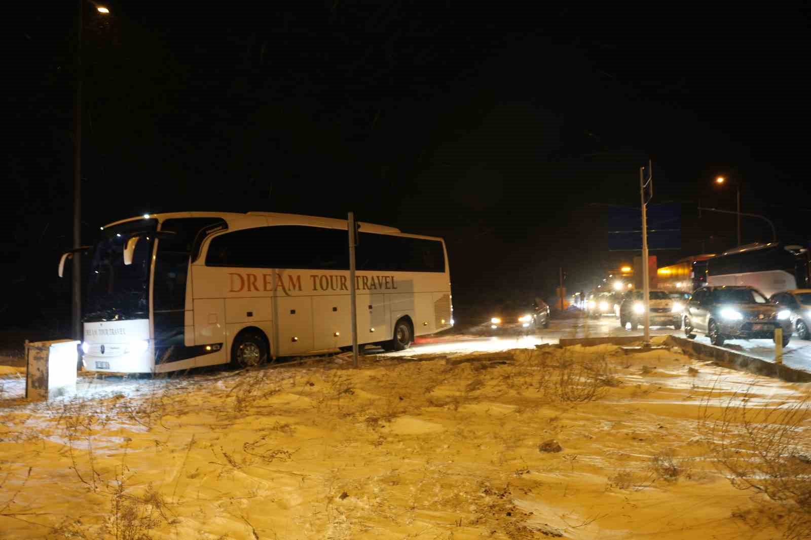 Kaza yapan otomobilin parçalarını toplarken otobüs çarptı
?v=1