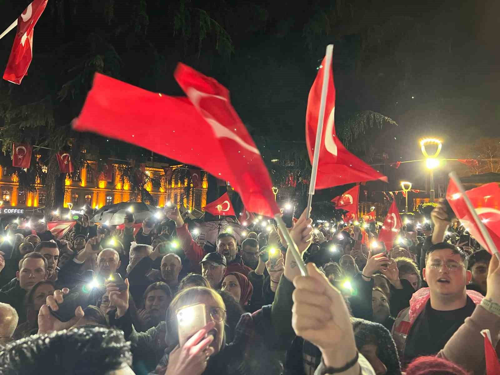 Trabzon’da CHP’liler Ekrem İmamoğlu için yürüdü
?v=1