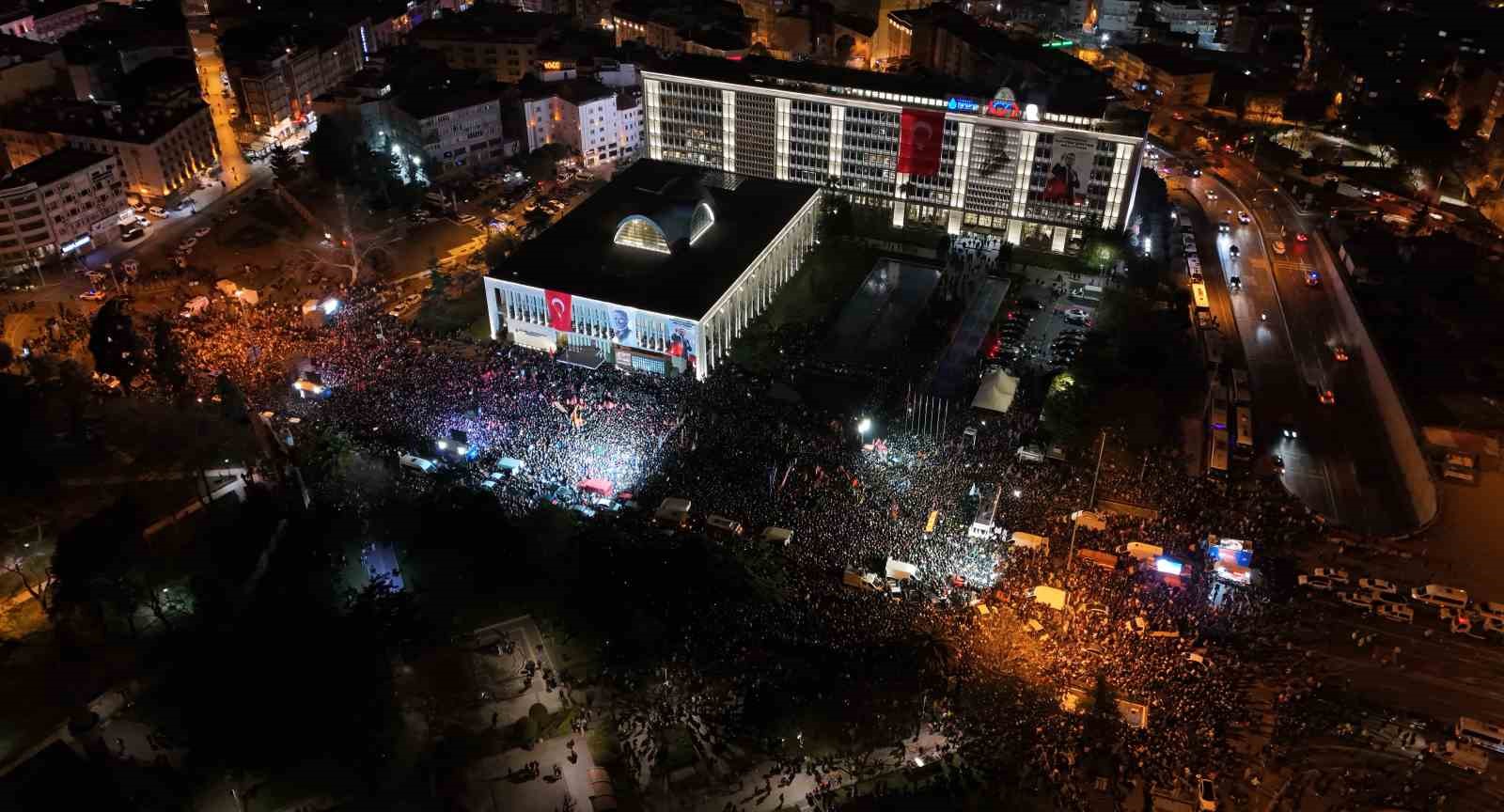 İBB binası önündeki kalabalık havadan görüntülendi
?v=1