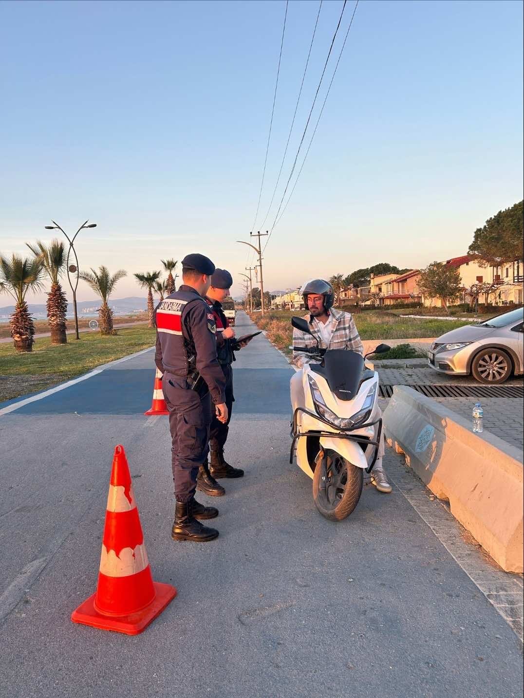 Bisiklet yolunu işgal eden motorcular jandarmadan kaçamadı
?v=1