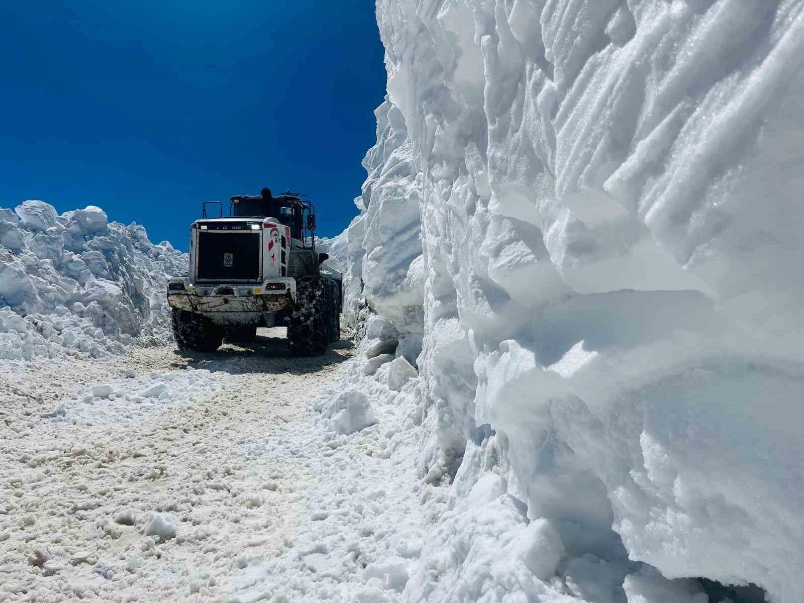 Yüksekova’da 3 metreyi bulan kar tünellerinde çalışma
?v=1