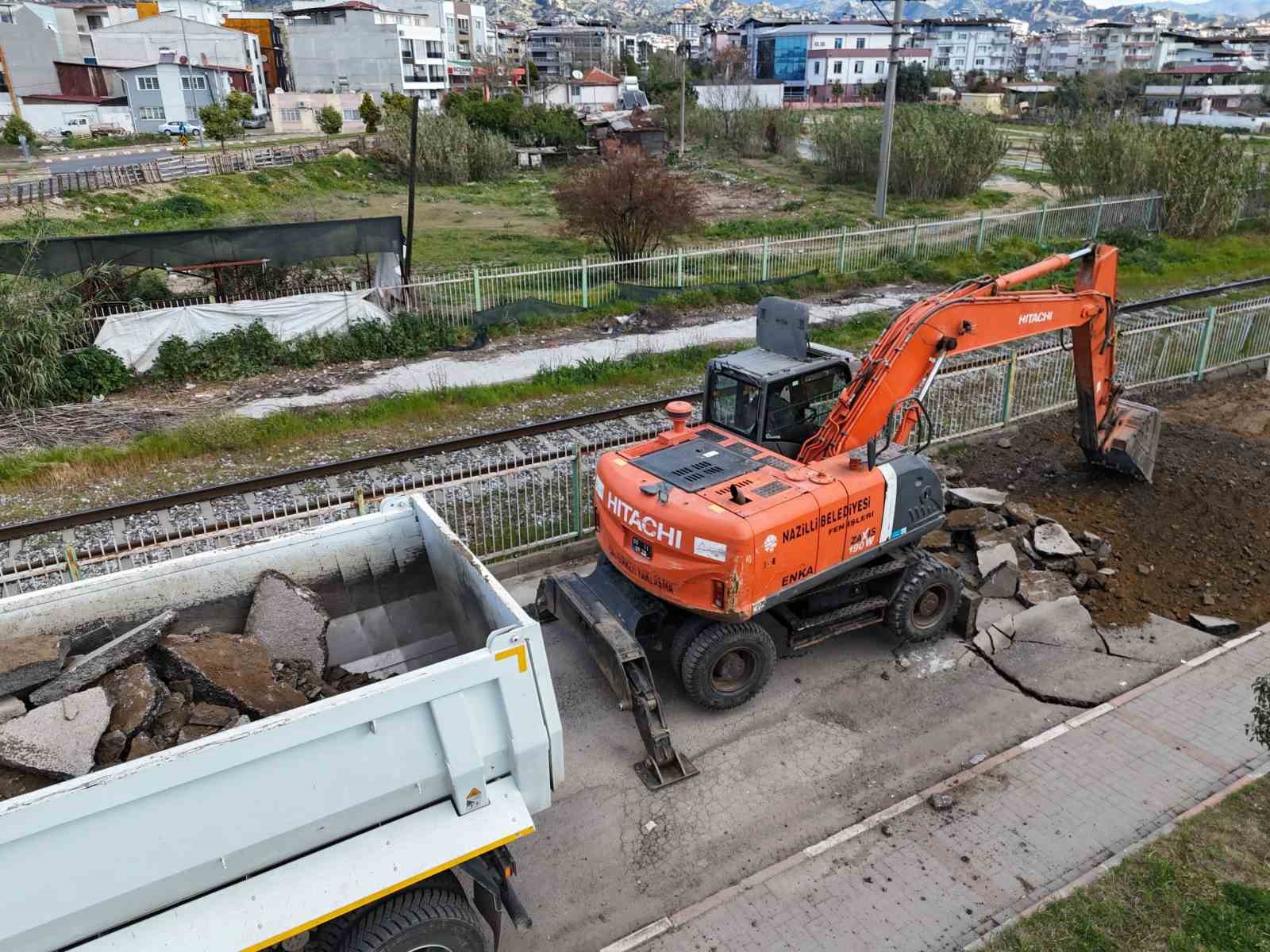 Nazilli’de yol çalışmaları sürüyor
?v=1