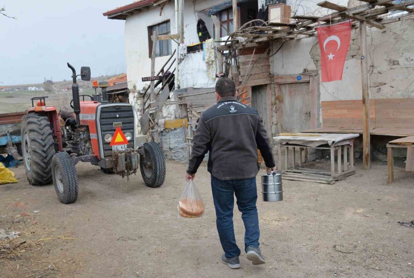 Ankara Kahramankazan Belediyesi, iftar öncesi sıcak yemek dağıttı
?v=1