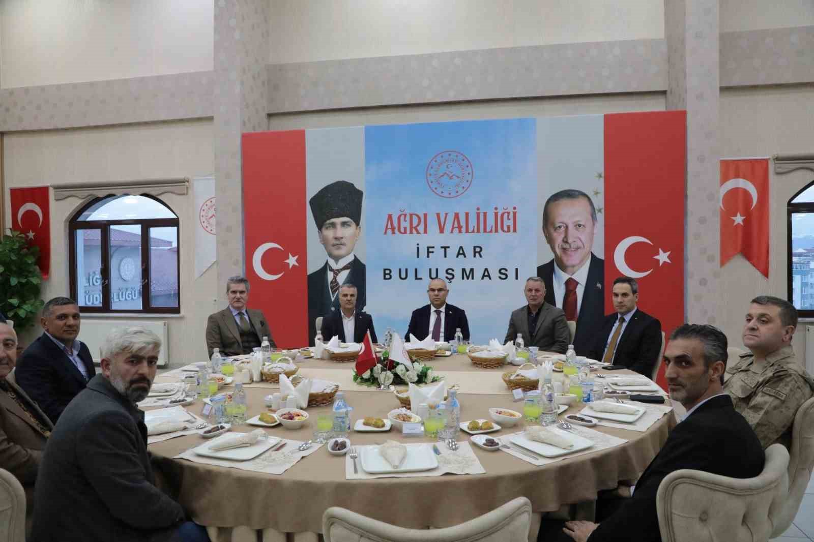 Vali Koç, muhtarlarla iftar sofrasında bir araya geldi
?v=1