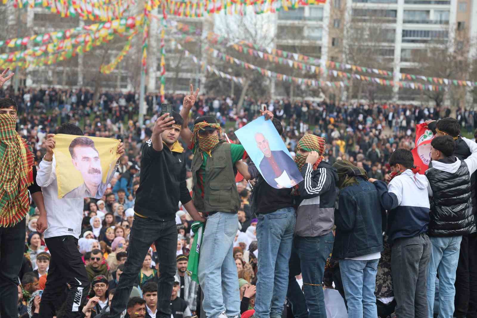 Diyarbakır’da yasaklı flama taşıyan ve kıyafet giyen 80 kişi gözaltına alındı
?v=1